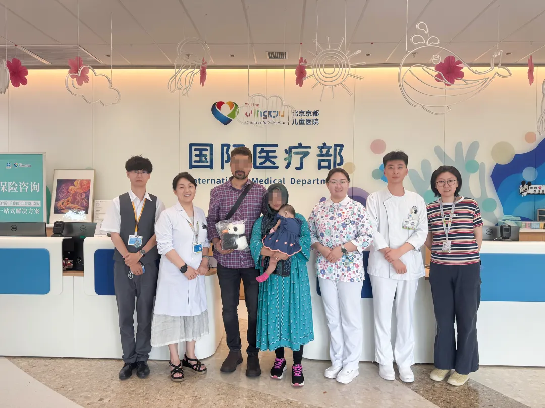 Gia đình quốc tế cùng đội ngũ y tế tại Khoa Y tế Quốc tế thuộc Beijing Jingdu Children's Hospital