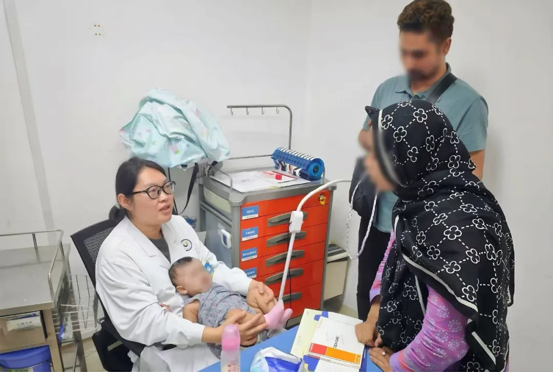 Bác sĩ đang giải thích chi tiết điều trị cho gia đình quốc tế