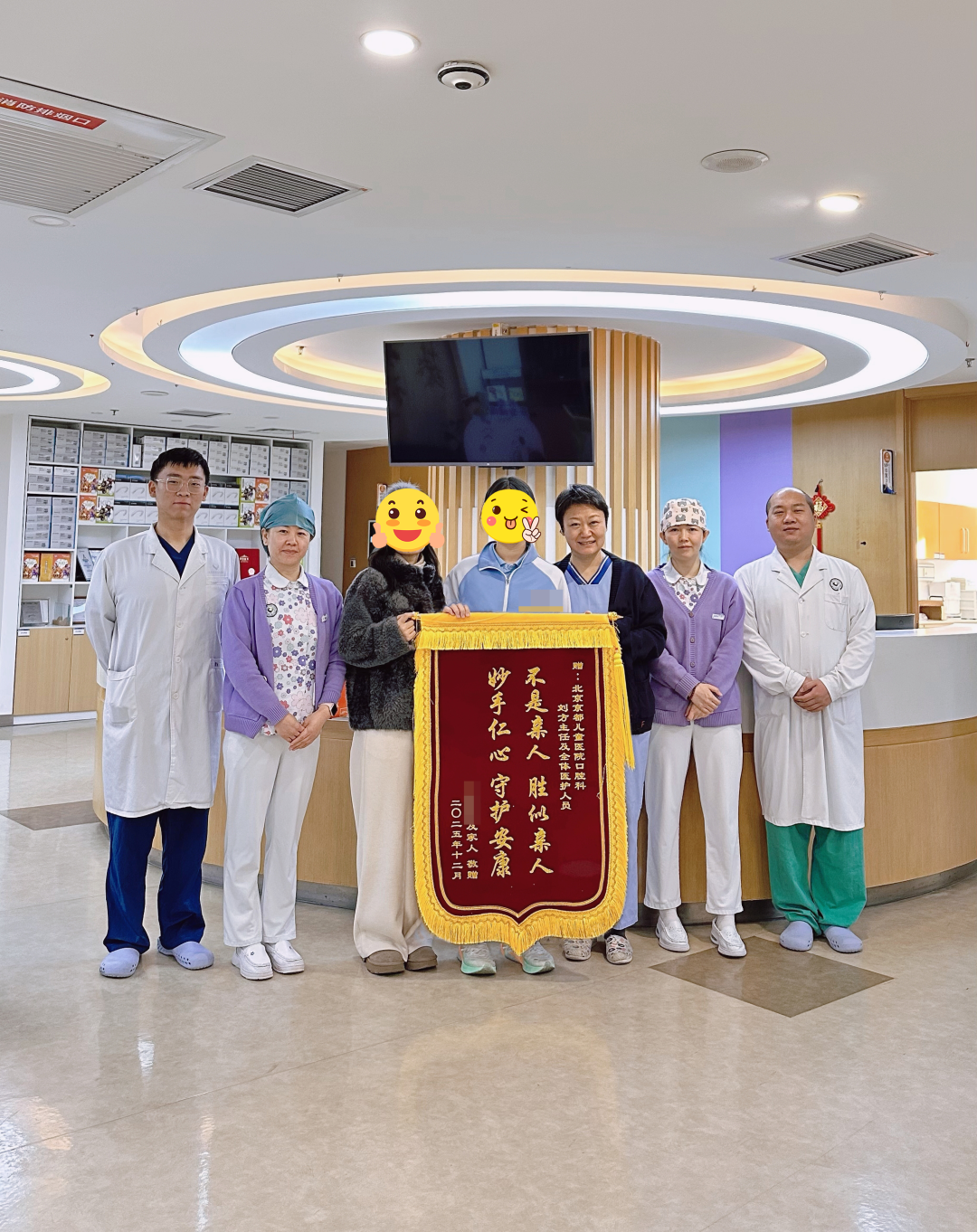 Ranran chụp ảnh cùng đội ngũ y tế đa chuyên khoa đã chăm sóc em trong cơn sự cố tim mạch