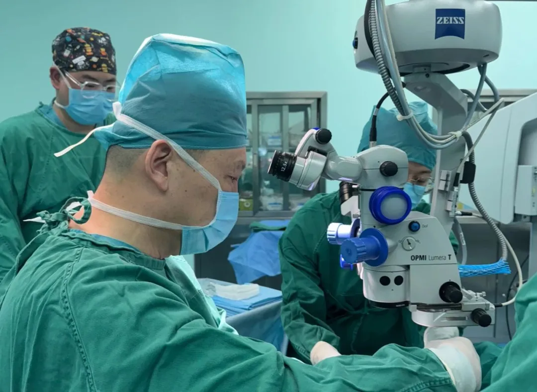 Dr. Li Ningdong performing complex pediatric strabismus surgery at Beijing Jingdu Children's Hospital