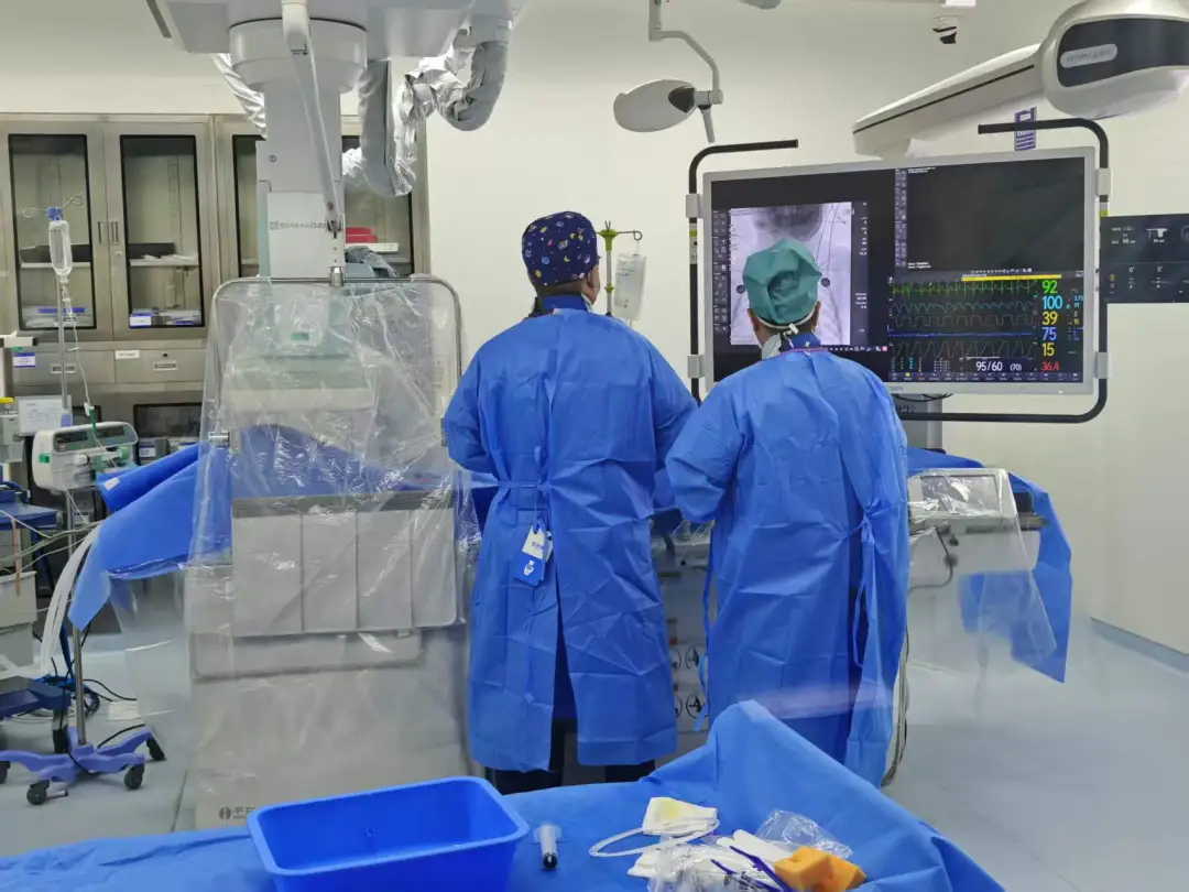 فريق طب العيون بقيادة المدير ليانغ تيان وي يُجري علاج التخثير الضوئي بالليزر لـ ياو ياو
