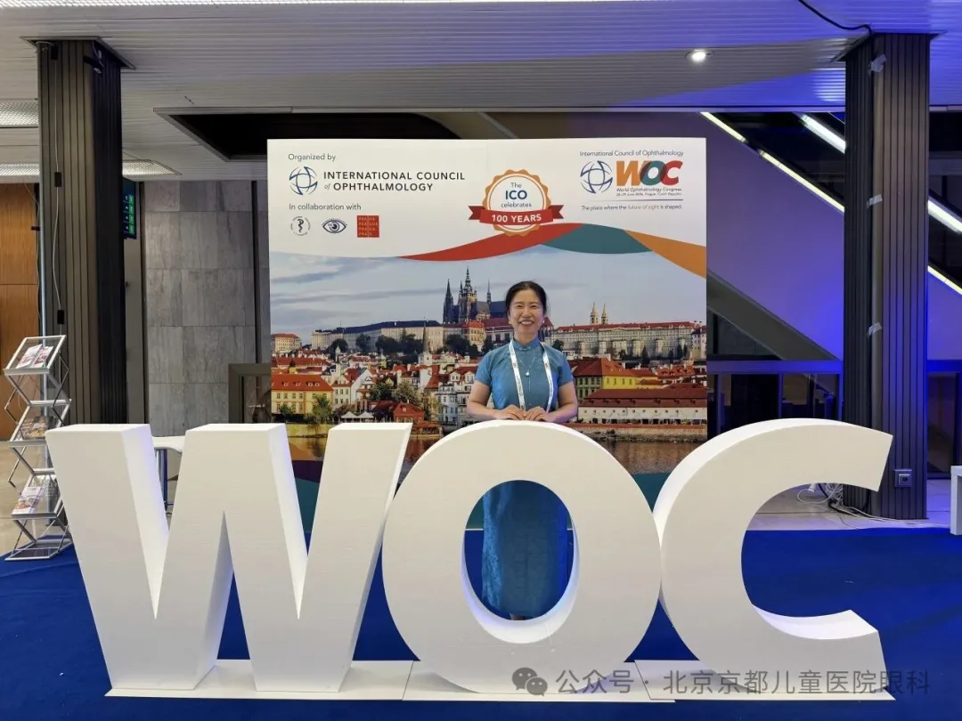 Dr. Liang Tianwei عند لافتة WOC 2026